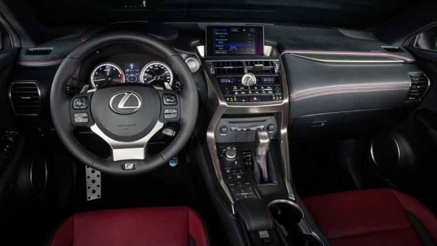 Interior é bastante luxuoso e moderno, incluindo um novo controle para a central multimídia | <a href="https://quatrorodas.abril.com.br/noticias/fabricantes/lexus-lanca-nx-200t-brasil-846698.shtml" rel="migration">Leia mais</a>