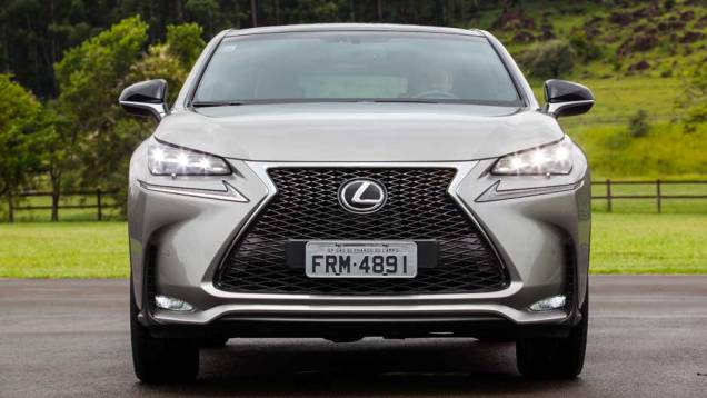 A grade cromada é um dos elementos mais marcantes dos modelos Lexus | <a href="https://quatrorodas.abril.com.br/noticias/fabricantes/lexus-lanca-nx-200t-brasil-846698.shtml" rel="migration">Leia mais</a> A grade cromada é um dos elementos mais marcantes dos modelos Lexus | <a href="https://quatrorodas.abril.com.br/noticias/fabricantes/lexus-lanca-nx-200t-brasil-846698.shtml" rel="migration">Leia mais</a>