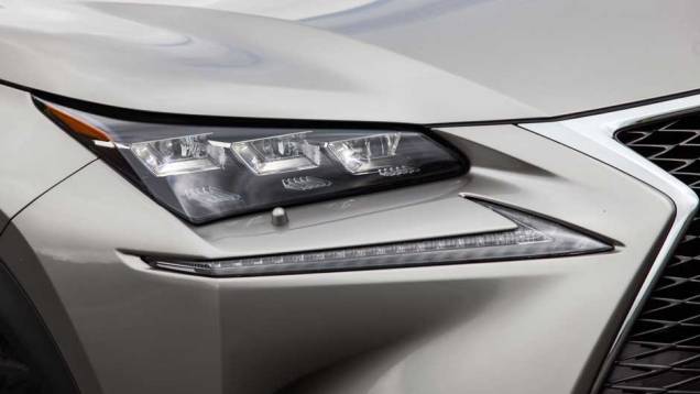 Luzes diurnas de led ficam separadas dos faróis; os SUVs BMW X3, Audi Q5 e Range Rover Evoque são alguns de seus rivais | <a href="https://quatrorodas.abril.com.br/noticias/fabricantes/lexus-lanca-nx-200t-brasil-846698.shtml" rel="migration">Leia mais</a>