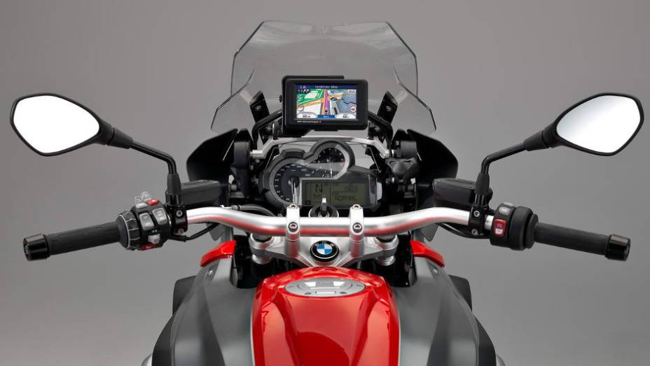 Versão Premium da motocicleta custará R$ 83.900,00 no Brasil | <a href="https://quatrorodas.abril.com.br/moto/noticias/nova-bmw-r-1200-gs-chega-r-73-400-738866.shtml" rel="migration">Leia mais</a>