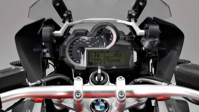 Nova geração da BMW R 1200 GS conta com cinco modos de condução (Rain, Road, Dynamic, Enduro e Enduro Pro) | <a href="%20https://quatrorodas.abril.com.br/moto/noticias/nova-bmw-r-1200-gs-chega-r-73-400-738866.shtml" rel="migration">Leia mais</a>