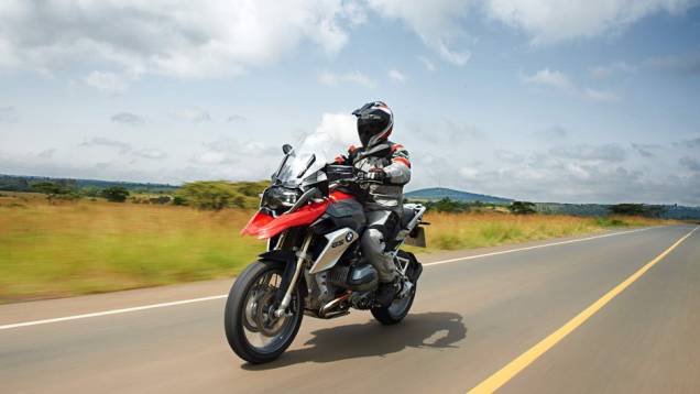Seu motor boxer de dois cilindros opostos, com 1.170 cm³, gera uma potência de 125 cavalos e um torque de 12,74 kgf.m | <a href="%20https://quatrorodas.abril.com.br/moto/noticias/nova-bmw-r-1200-gs-chega-r-73-400-738866.shtml" rel="migration">Leia mais</a> Seu motor boxer de dois cilindros opostos, com 1.170 cm³, gera uma potência de 125 cavalos e um torque de 12,74 kgf.m | <a href="%20https://quatrorodas.abril.com.br/moto/noticias/nova-bmw-r-1200-gs-chega-r-73-400-738866.shtml" rel="migration">Leia mais</a>