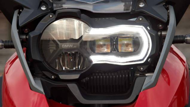 O novo modelo mostra melhor desempenho que a versão anterior, que gerava 110 cavalos de potência e o torque máximo de 12,23 kgf.m | <a href="%20https://quatrorodas.abril.com.br/moto/noticias/nova-bmw-r-1200-gs-chega-r-73-400-738866.shtml" rel="migration">Leia mais</a> O novo modelo mostra melhor desempenho que a versão anterior, que gerava 110 cavalos de potência e o torque máximo de 12,23 kgf.m | <a href="%20https://quatrorodas.abril.com.br/moto/noticias/nova-bmw-r-1200-gs-chega-r-73-400-738866.shtml" rel="migration">Leia mais</a>