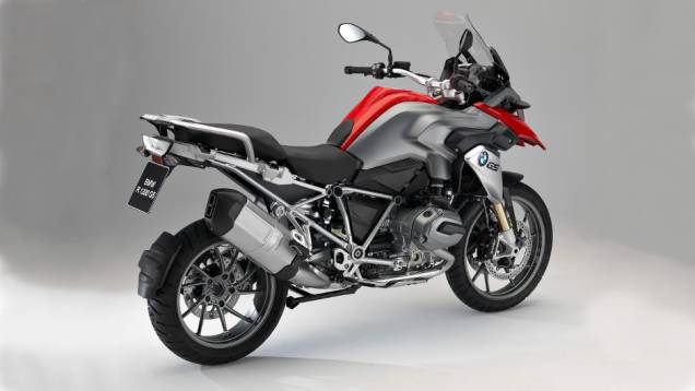 Na Europa, a nova BMW R 1200 GS começou a ser vendida em março | <a href="https://quatrorodas.abril.com.br/moto/noticias/nova-bmw-r-1200-gs-chega-r-73-400-738866.shtml" rel="migration">Leia mais</a>