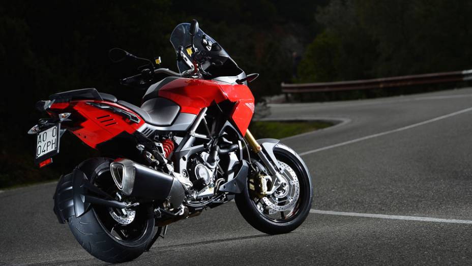 Na Espanha, a versão standard da moto custa 13.499 euros | <a href="https://quatrorodas.abril.com.br/moto/noticias/conheca-aprilia-caponord-1200-2013-736522.shtml" rel="migration">Leia mais</a>