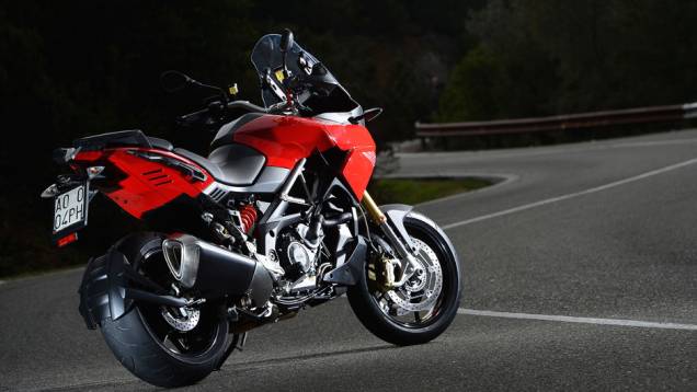 Na Espanha, a versão standard da moto custa 13.499 euros | <a href="https://quatrorodas.abril.com.br/moto/noticias/conheca-aprilia-caponord-1200-2013-736522.shtml" rel="migration">Leia mais</a> Na Espanha, a versão standard da moto custa 13.499 euros | <a href="https://quatrorodas.abril.com.br/moto/noticias/conheca-aprilia-caponord-1200-2013-736522.shtml" rel="migration">Leia mais</a>