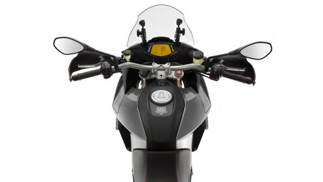 A Aprilia Caponord 1200 é baseada na supermotard Dorsoduro 1200 | <a href="https://quatrorodas.abril.com.br/moto/noticias/conheca-aprilia-caponord-1200-2013-736522.shtml" rel="migration">Leia mais</a> A Aprilia Caponord 1200 é baseada na supermotard Dorsoduro 1200 | <a href="https://quatrorodas.abril.com.br/moto/noticias/conheca-aprilia-caponord-1200-2013-736522.shtml" rel="migration">Leia mais</a>