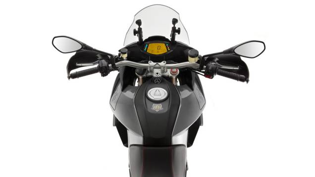 A Aprilia Caponord 1200 é baseada na supermotard Dorsoduro 1200 | <a href="https://quatrorodas.abril.com.br/moto/noticias/conheca-aprilia-caponord-1200-2013-736522.shtml" rel="migration">Leia mais</a>