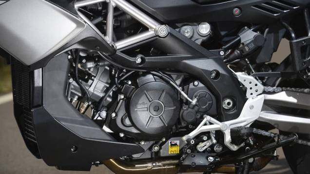 Seu motor é um V-Twin a 90º de 128 cv de potência a 8.500 rpm, capaz de gerar um torque máximo de 11,73 kgf.m a 5.600 rpm | <a href="%20https://quatrorodas.abril.com.br/moto/noticias/conheca-aprilia-caponord-1200-2013-736522.shtml" rel="migration">Leia mais</a> Seu motor é um V-Twin a 90º de 128 cv de potência a 8.500 rpm, capaz de gerar um torque máximo de 11,73 kgf.m a 5.600 rpm | <a href="%20https://quatrorodas.abril.com.br/moto/noticias/conheca-aprilia-caponord-1200-2013-736522.shtml" rel="migration">Leia mais</a>
