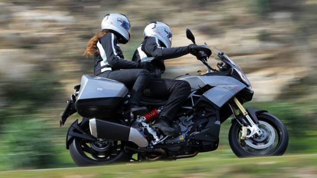A Caponord 1200 conta com todos os componentes eletrônicos da Aprilia RSV4 | <a href="https://quatrorodas.abril.com.br/moto/noticias/conheca-aprilia-caponord-1200-2013-736522.shtml" rel="migration">Leia mais</a> A Caponord 1200 conta com todos os componentes eletrônicos da Aprilia RSV4 | <a href="https://quatrorodas.abril.com.br/moto/noticias/conheca-aprilia-caponord-1200-2013-736522.shtml" rel="migration">Leia mais</a>