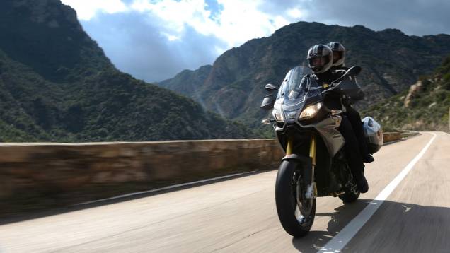 A versão Travel Pack (2.500 euros mais cara) conta ainda com controle de cruzeiro (ACC - Aprilia Cruze Control) | <a href="%20https://quatrorodas.abril.com.br/moto/noticias/conheca-aprilia-caponord-1200-2013-736522.shtml" rel="migration">Leia mais</a> A versão Travel Pack (2.500 euros mais cara) conta ainda com controle de cruzeiro (ACC - Aprilia Cruze Control) | <a href="%20https://quatrorodas.abril.com.br/moto/noticias/conheca-aprilia-caponord-1200-2013-736522.shtml" rel="migration">Leia mais</a>
