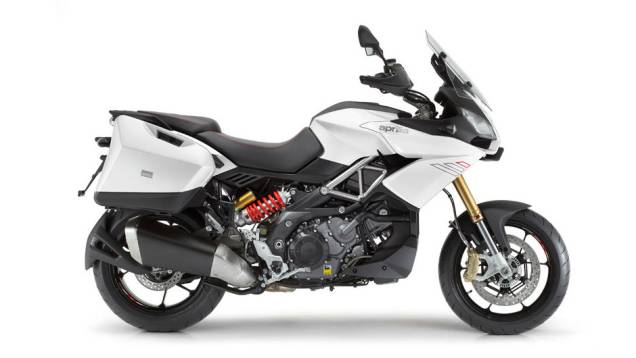 Aprilia Caponord 1200 2013 está disponível nas cores vermelha, cinza e branca | <a href="https://quatrorodas.abril.com.br/moto/noticias/conheca-aprilia-caponord-1200-2013-736522.shtml" rel="migration">Leia mais</a>