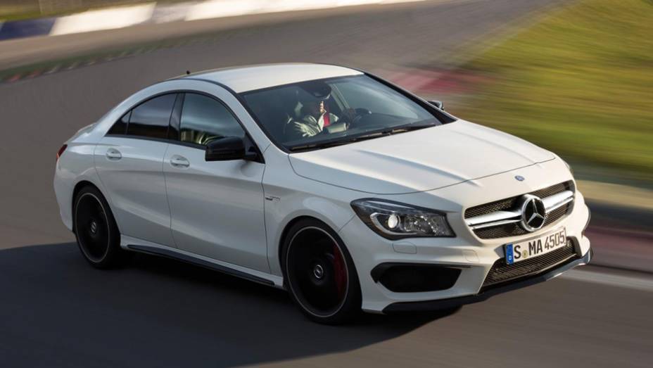 As primeiras fotos oficiais do Mercedes-Benz CLA 45 AMG chegaram à internet | <a href="https://quatrorodas.abril.com.br/saloes/new-york/2013/mercedes-benz-cla-45-amg-736996.shtml" rel="migration">Leia mais</a>