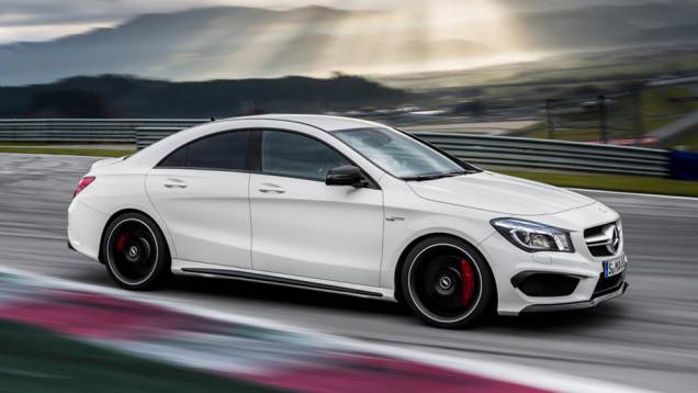 A velocidade máxima atingida é de 250 km/h | <a href="https://quatrorodas.abril.com.br/saloes/new-york/2013/mercedes-benz-cla-45-amg-736996.shtml" rel="migration">Leia mais</a>