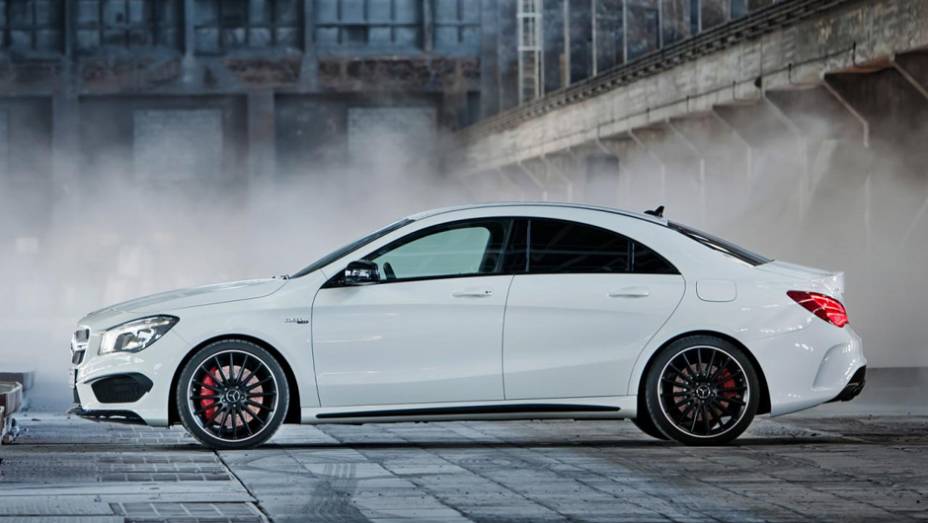 Além disso, é utilizada a transmissão de dupla embreagem SPEEDSHIFT DCT 7 | <a href="https://quatrorodas.abril.com.br/saloes/new-york/2013/mercedes-benz-cla-45-amg-736996.shtml" rel="migration">Leia mais</a>