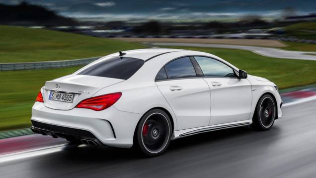 Ela apresenta o modo Momentary M, permitindo que o motorista alterne para o modo manual sem tirar as mãos do volante | <a href="%20https://quatrorodas.abril.com.br/saloes/new-york/2013/mercedes-benz-cla-45-amg-736996.shtml" rel="migration">Leia mais</a>