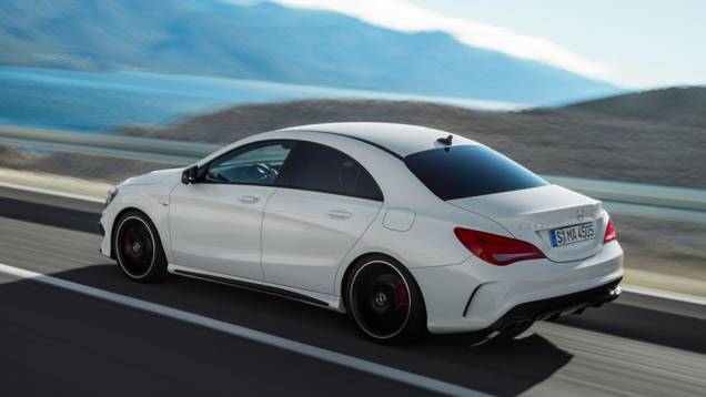 Já a tração é integral 4MATIC | <a href="https://quatrorodas.abril.com.br/saloes/new-york/2013/mercedes-benz-cla-45-amg-736996.shtml" rel="migration">Leia mais</a>