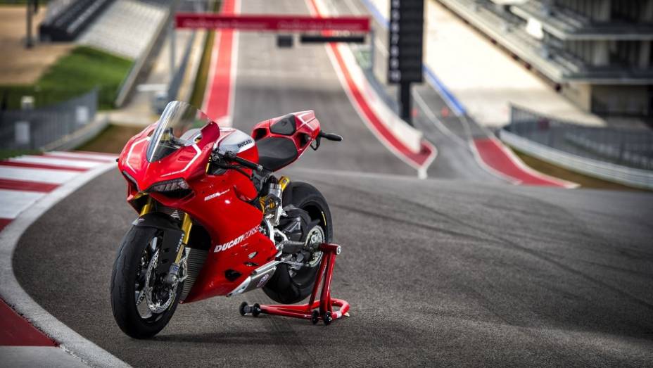 Superbike da marca italiana foi apresentada no Circuito das Américas | <a href="https://quatrorodas.abril.com.br/moto/noticias/ducati-lanca-1199-panigale-r-2013-austin-736714.shtml" rel="migration">Leia mais</a>