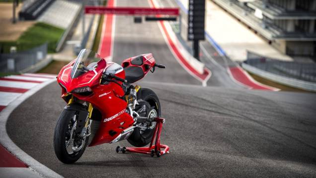 Superbike da marca italiana foi apresentada no Circuito das Américas | <a href="https://quatrorodas.abril.com.br/moto/noticias/ducati-lanca-1199-panigale-r-2013-austin-736714.shtml" rel="migration">Leia mais</a>