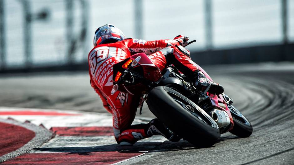 Pesando apenas 165 kg, seu torque m&aacute;ximo &eacute; de 13,5 kgf.m a 9.000 rpm | <a href="https://quatrorodas.abril.com.br/moto/noticias/ducati-lanca-1199-panigale-r-2013-austin-736714.shtml" rel="migration">Leia mais</a>