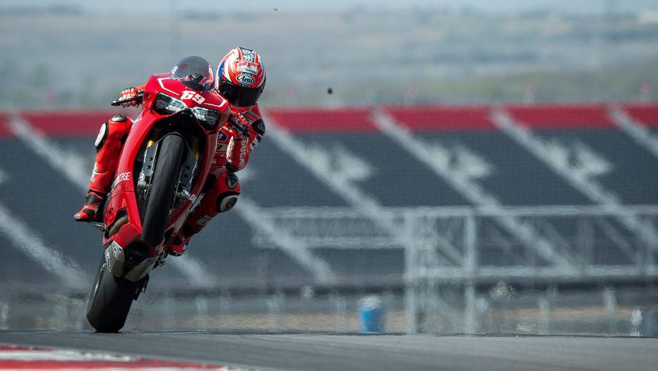 Nicky Hayden aproveita lan&ccedil;amento da Ducati 1199 Panigale R 2013 para conhecer o novo tra&ccedil;ado | <a href="https://quatrorodas.abril.com.br/moto/noticias/ducati-lanca-1199-panigale-r-2013-austin-736714.shtml" rel="migration">Leia mais</a>