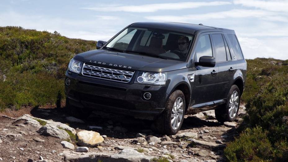 Por fora, faróis e lanternas ganharam LEDs | <a href="https://quatrorodas.abril.com.br/noticias/fabricantes/land-rover-freelander-2013-traz-mudancas-736738.shtml" rel="migration">Leia mais</a>