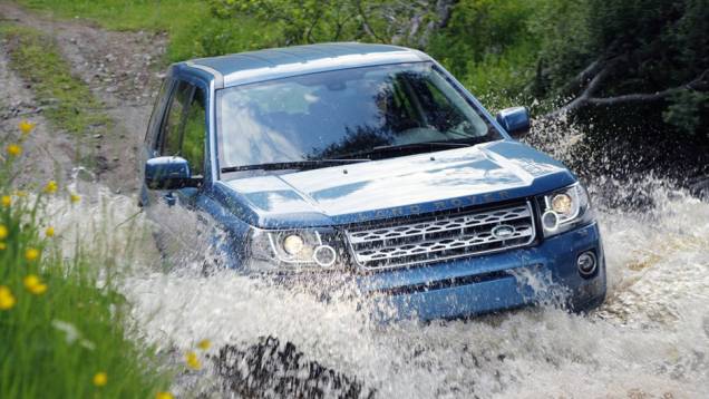 O visual pode até ter ficado mais refinado, mas ele continua sendo um Land Rover, com valentia de sobra para atravessar rios | <a href="https://quatrorodas.abril.com.br/noticias/fabricantes/land-rover-freelander-2013-traz-mudancas-736738.shtml" rel="migration"></a> O visual pode até ter ficado mais refinado, mas ele continua sendo um Land Rover, com valentia de sobra para atravessar rios | <a href="https://quatrorodas.abril.com.br/noticias/fabricantes/land-rover-freelander-2013-traz-mudancas-736738.shtml" rel="migration"></a>