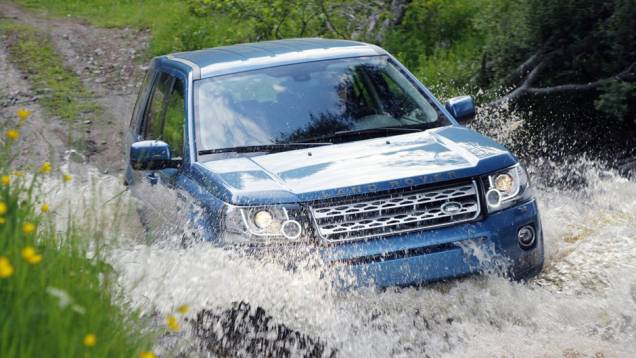 O visual pode até ter ficado mais refinado, mas ele continua sendo um Land Rover, com valentia de sobra para atravessar rios | <a href="https://quatrorodas.abril.com.br/noticias/fabricantes/land-rover-freelander-2013-traz-mudancas-736738.shtml" rel="migration"></a>