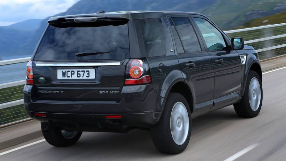 Nova disposição de luzes nas lanternas é a principal mudança na parte traseira | <a href="https://quatrorodas.abril.com.br/noticias/fabricantes/land-rover-freelander-2013-traz-mudancas-736738.shtml" rel="migration">Leia mais</a>