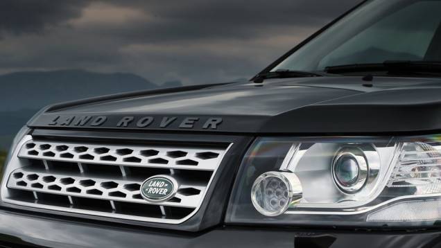 Desenho da parte interna dos faróis parece ter sido inspirado no Range Rover Vogue | <a href="https://quatrorodas.abril.com.br/noticias/fabricantes/land-rover-freelander-2013-traz-mudancas-736738.shtml" rel="migration">Leia mais</a>