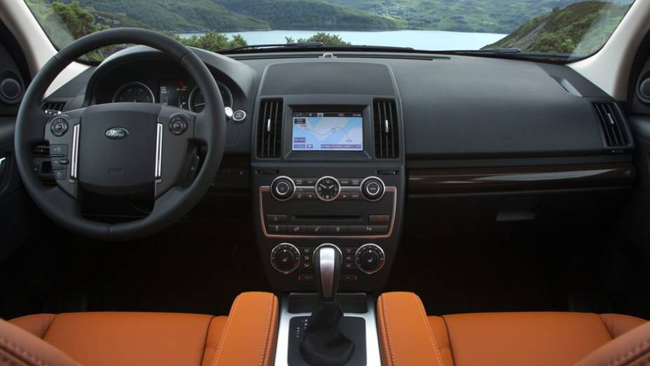 A cabine traz uma tela touchscreen multimídia no centro do painel | <a href="https://quatrorodas.abril.com.br/noticias/fabricantes/land-rover-freelander-2013-traz-mudancas-736738.shtml" rel="migration">Leia mais</a>