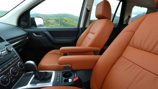 Com novas opções de revestimento de couro, o acabamento mantém o padrão elevado de qualidade Land Rover | <a href="https://quatrorodas.abril.com.br/noticias/fabricantes/land-rover-freelander-2013-traz-mudancas-736738.shtml" rel="migration">Leia mais</a> Com novas opções de revestimento de couro, o acabamento mantém o padrão elevado de qualidade Land Rover | <a href="https://quatrorodas.abril.com.br/noticias/fabricantes/land-rover-freelander-2013-traz-mudancas-736738.shtml" rel="migration">Leia mais</a>