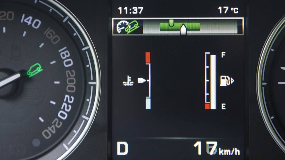 A tela entre os mostradores mostra dados como o nível de combustível e até o modo selecionado no sistema Terrain Response | <a href="https://quatrorodas.abril.com.br/noticias/fabricantes/land-rover-freelander-2013-traz-mudancas-736738.shtml" rel="migration">Leia mais</a>