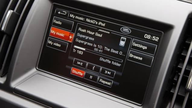 Sistema de som traz conexões auxiliares e pode ser controlado por comandos de voz | <a href="https://quatrorodas.abril.com.br/noticias/fabricantes/land-rover-freelander-2013-traz-mudancas-736738.shtml" rel="migration">Leia mais</a> Sistema de som traz conexões auxiliares e pode ser controlado por comandos de voz | <a href="https://quatrorodas.abril.com.br/noticias/fabricantes/land-rover-freelander-2013-traz-mudancas-736738.shtml" rel="migration">Leia mais</a>
