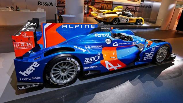 Ele é equipado com motor V8 da Nissan, que entrega 500 cavalos de potência. A transmissão é sequencial (X-Trac) de seis velocidades | <a href="%20https://quatrorodas.abril.com.br/noticias/fabricantes/alpine-revela-no36-736828.shtml" rel="migration">Leia mais</a>