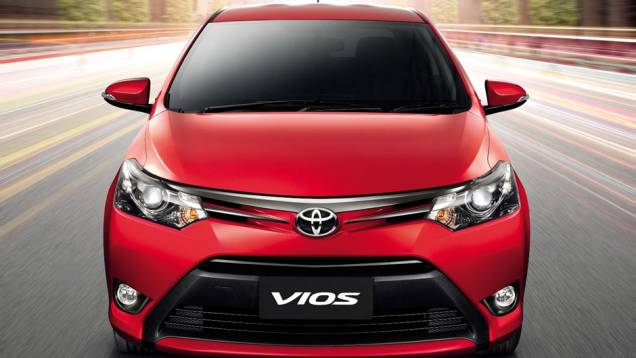 O design mais refinado busca inspiração no Corolla | <a href="https://quatrorodas.abril.com.br/noticias/fabricantes/toyota-revela-vios-tailandia-737086.shtml" rel="migration">Leia mais</a>