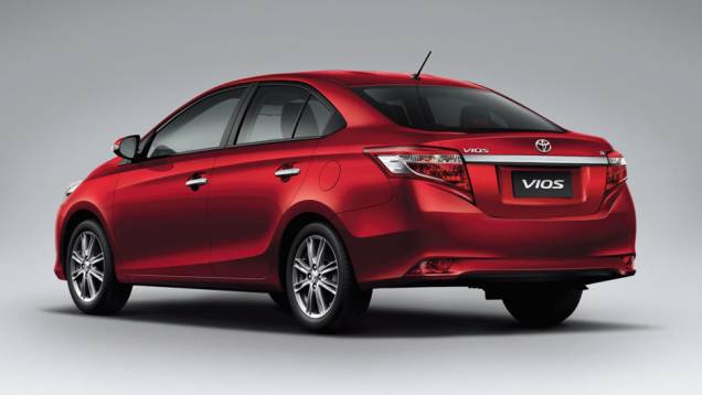 Com 4,40 metros de comprimento, o Vios promete entregar espaço interno de gente grande | <a href="https://quatrorodas.abril.com.br/noticias/fabricantes/toyota-revela-vios-tailandia-737086.shtml" rel="migration">Leia mais</a>