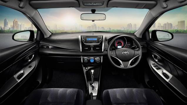 Interior tem visual moderno e acabamento de boa qualidade | <a href="https://quatrorodas.abril.com.br/noticias/fabricantes/toyota-revela-vios-tailandia-737086.shtml" rel="migration">Leia mais</a>