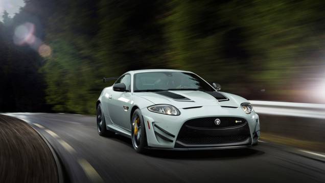 A Jaguar anunciou o lançamento de uma versão bastante apimentada do XK para este Salão de Nova Iorque | <a href="%20https://quatrorodas.abril.com.br/saloes/new-york/2013//jaguar-xkr-s-gt-737110.shtml" rel="migration">Leia mais</a>