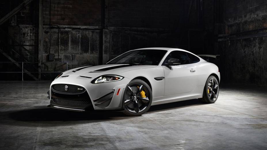 Trata-se do XKR-S GT, que terá apenas 30 unidades produzidas | <a href="https://quatrorodas.abril.com.br/saloes/new-york/2013//jaguar-xkr-s-gt-737110.shtml" rel="migration">Leia mais</a>