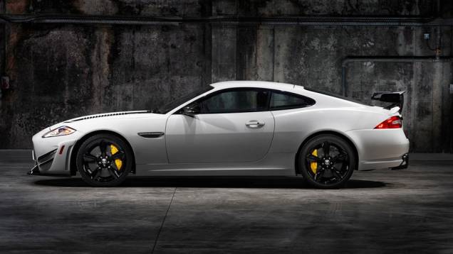 O diferencial do modelo é o kit aerodinâmico nele instalado | <a href="https://quatrorodas.abril.com.br/saloes/new-york/2013//jaguar-xkr-s-gt-737110.shtml" rel="migration">Leia mais</a> O diferencial do modelo é o kit aerodinâmico nele instalado | <a href="https://quatrorodas.abril.com.br/saloes/new-york/2013//jaguar-xkr-s-gt-737110.shtml" rel="migration">Leia mais</a>