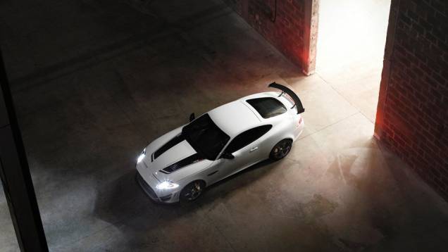 Com direito a um grande aerofólio traseiro feito em fibra de carbono e um spoiler dianteiro | <a href="%20https://quatrorodas.abril.com.br/saloes/new-york/2013//jaguar-xkr-s-gt-737110.shtml" rel="migration">Leia mais</a> Com direito a um grande aerofólio traseiro feito em fibra de carbono e um spoiler dianteiro | <a href="%20https://quatrorodas.abril.com.br/saloes/new-york/2013//jaguar-xkr-s-gt-737110.shtml" rel="migration">Leia mais</a>