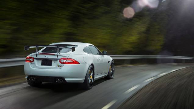 Mecanicamente, o modelo conta com braços de suspensão reformulados, amortecedores com regulagem de altura e direção mais ágil que o XKR-S convencional | <a href="%20https://quatrorodas.abril.com.br/saloes/new-york/2013//jaguar-xkr-s-gt-737110.shtml" rel="migration">Leia mai</a> Mecanicamente, o modelo conta com braços de suspensão reformulados, amortecedores com regulagem de altura e direção mais ágil que o XKR-S convencional | <a href="%20https://quatrorodas.abril.com.br/saloes/new-york/2013//jaguar-xkr-s-gt-737110.shtml" rel="migration">Leia mai</a>
