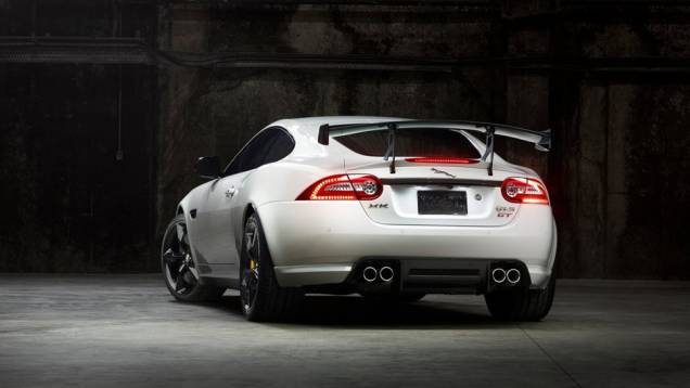 Baseado no XKR-S, o GT mantém o mesmo motor 5.0 V8 sobrealimentado, de 542 cavalos de potência | <a href="%20https://quatrorodas.abril.com.br/saloes/new-york/2013//jaguar-xkr-s-gt-737110.shtml" rel="migration">Leia mais</a>