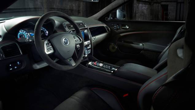 O carro alcança a velocidade máxima de 280 km/h e vai de 0 a 100 km/h em 3,9 segundos | <a href="%20https://quatrorodas.abril.com.br/saloes/new-york/2013//jaguar-xkr-s-gt-737110.shtml" rel="migration">Leia mais</a> O carro alcança a velocidade máxima de 280 km/h e vai de 0 a 100 km/h em 3,9 segundos | <a href="%20https://quatrorodas.abril.com.br/saloes/new-york/2013//jaguar-xkr-s-gt-737110.shtml" rel="migration">Leia mais</a>