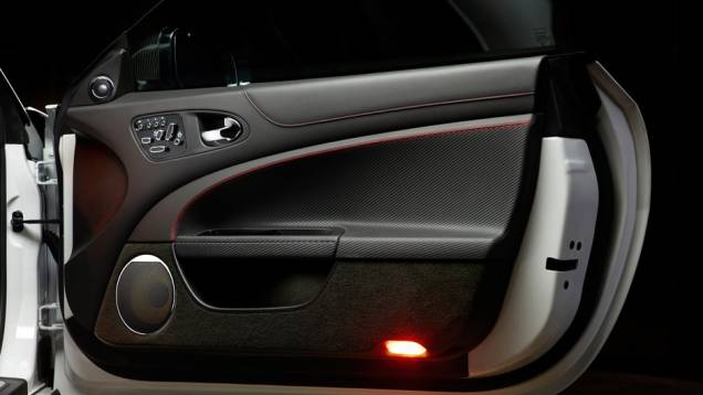 O novo modelo também celebra os 25 anos da linha R da montadora | <a href="https://quatrorodas.abril.com.br/saloes/new-york/2013//jaguar-xkr-s-gt-737110.shtml" rel="migration">Leia mais</a> O novo modelo também celebra os 25 anos da linha R da montadora | <a href="https://quatrorodas.abril.com.br/saloes/new-york/2013//jaguar-xkr-s-gt-737110.shtml" rel="migration">Leia mais</a>
