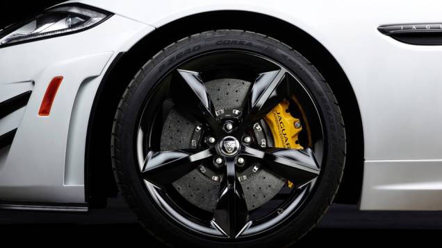 Os freios são de cerâmica e as rodas de liga-leve são de 20 polegadas | <a href="https://quatrorodas.abril.com.br/saloes/new-york/2013//jaguar-xkr-s-gt-737110.shtml" rel="migration">Leia mais</a> Os freios são de cerâmica e as rodas de liga-leve são de 20 polegadas | <a href="https://quatrorodas.abril.com.br/saloes/new-york/2013//jaguar-xkr-s-gt-737110.shtml" rel="migration">Leia mais</a>