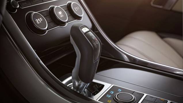 A transmissão é automática, de oito marchas | <a href="https://quatrorodas.abril.com.br/saloes/new-york/2013/land-rover-range-rover-sport-737167.shtml" rel="migration">Leia mais</a> A transmissão é automática, de oito marchas | <a href="https://quatrorodas.abril.com.br/saloes/new-york/2013/land-rover-range-rover-sport-737167.shtml" rel="migration">Leia mais</a>