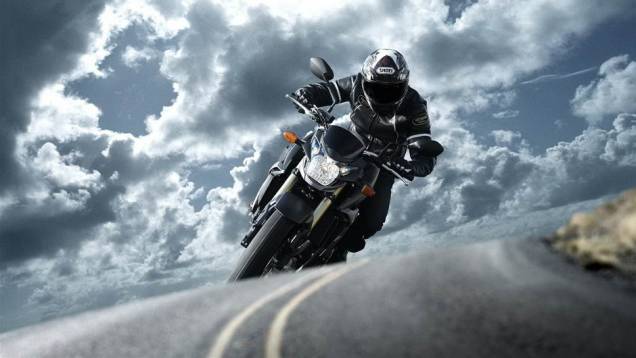 Chegou a vez da Suzuki GSR 750 se vestir completamente de preto para o mercado italiano | <a href="https://quatrorodas.abril.com.br/moto/noticias/suzuki-gsr-750-black-mat-limited-edition-737271.shtml" rel="migration">Leia mais</a>