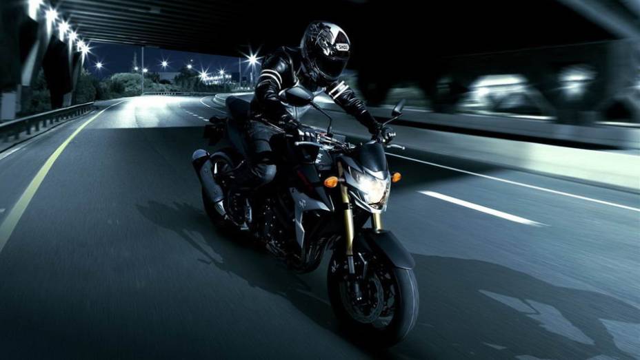 A tetracilíndrica GSR 750 Black Mat Limited Edition ganhou novos grafismos e ficou ainda mais agressiva | <a href="%20https://quatrorodas.abril.com.br/moto/noticias/suzuki-gsr-750-black-mat-limited-edition-737271.shtml" rel="migration">Leia mais</a>